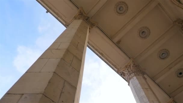 Hermosas columnas sobre un fondo de cielo azul. En cámara lenta. Cámara en movimiento — Vídeos de Stock