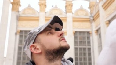 Adam uzun boylu sütunları görünüyor. Ağır çekim. Yakın çekim