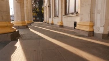 Uzun boylu sütunlar. Güzel ışık ışınları. Uzun gölgeler. Eski bina. Ukrayna. Kiev. 07.11.18 park Fuar