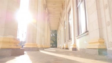 Güzel güneş ışınlarının bir arka plan üzerinde eski sütunlar. Ukrayna. Kiev. 07.11.18 park Fuar