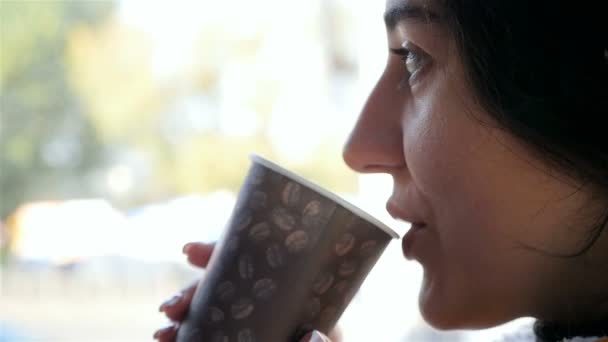 Het meisje drinkt koffie. Een close-up. Langzame beweging — Stockvideo