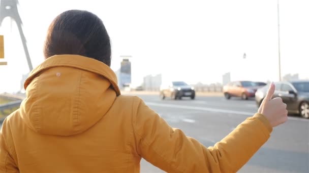 The girl stops the car. Hitch-hiking. slow motion. Thumb up — Stock video