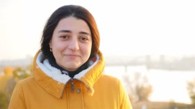 Kız kameraya gülümsüyor. Yakın plan.