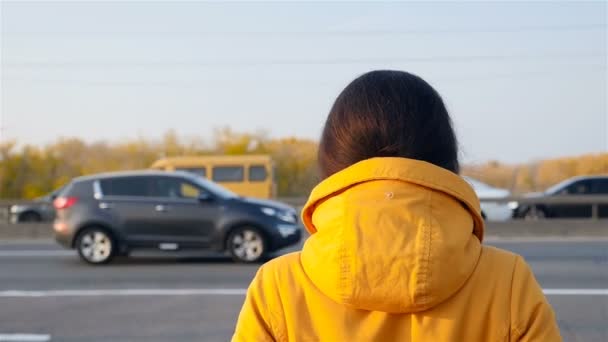 Una chica deprimente. Pasando autos. Intenciones suicidas — Vídeo de stock