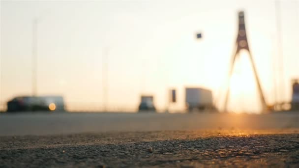街の風景車の動き。太陽は舗装された道路に反射される。日没 — ストック動画