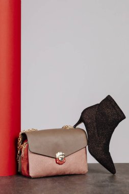 Çanta ve iyileşir Düz yatıyordu 