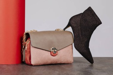 Çanta ve iyileşir Düz yatıyordu 