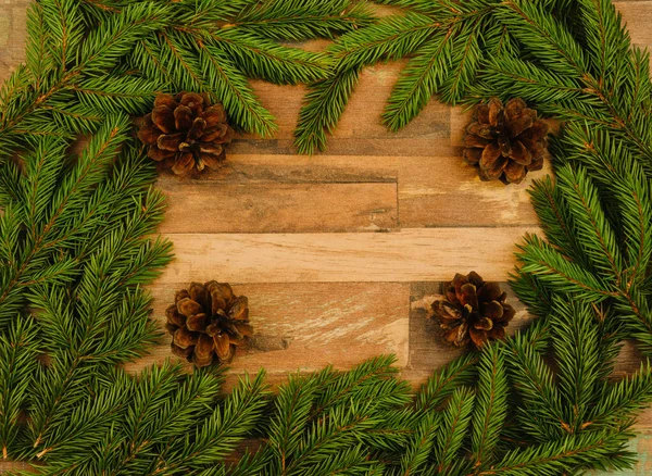 Fondo Navidad Ramas Abeto Conos Una Superficie Madera Con Espacio — Foto de Stock