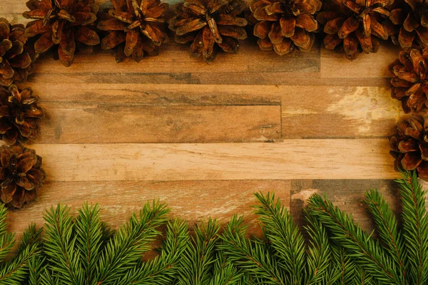 Fondo Navidad Ramas Abeto Conos Una Superficie Madera Con Espacio — Foto de Stock