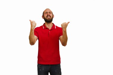 Beyaz bir arka plan üzerinde genç bir adam portresi. İzole