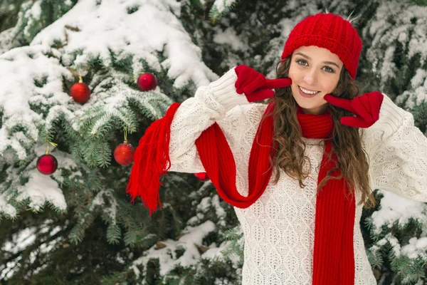 クリスマスと新しい年の概念 冬の感じ お祝いクリスマス ツリー近く赤と手袋帽子の少女 領域をコピーします 肖像画 ストックフォト