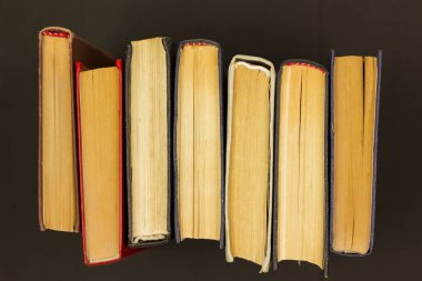 Çok renkli eski kitaplar. Eğitim, eğitim ve bilgi kavramı