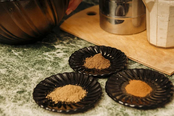 Hamur yapma süreci. Un ve baharatlar masada