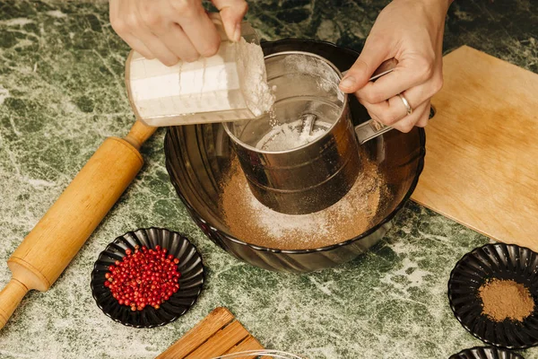 Hamur yapma süreci. Un ve baharatlar masada