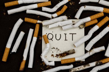  Dünya Hayır Tütün gün. Sigarayı bırakmak. Dur sigara ve nikotin. Sigara siyah arka plan üzerine