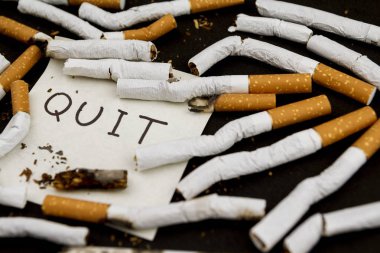  Dünya Hayır Tütün gün. Sigarayı bırakmak. Dur sigara ve nikotin. Sigara siyah arka plan üzerine