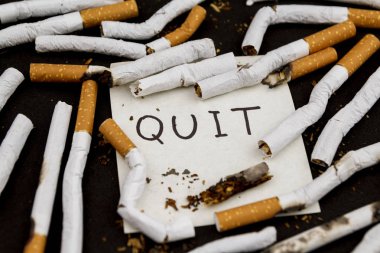  Dünya Hayır Tütün gün. Sigarayı bırakmak. Dur sigara ve nikotin. Sigara siyah arka plan üzerine