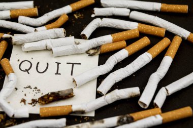  Dünya Hayır Tütün gün. Sigarayı bırakmak. Dur sigara ve nikotin. Sigara siyah arka plan üzerine