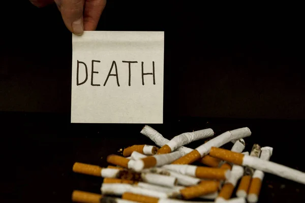 Uma Pilha Cigarros Num Fundo Preto Autocolante Com Inscrição Morte — Fotografia de Stock