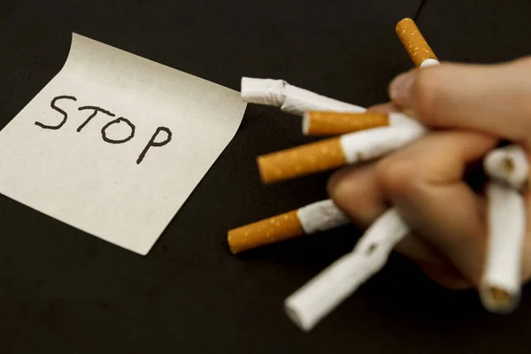 世界禁煙デー 喫煙を止めます タバコとニコチンを停止します 黒い背景にタバコ ロイヤリティフリーのストック写真