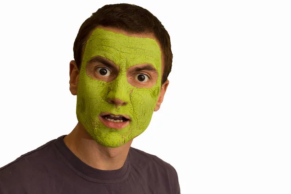 Retrato Joven Con Una Mascarilla Verde Haciendo Caras Sobre Fondo —  Fotos de Stock