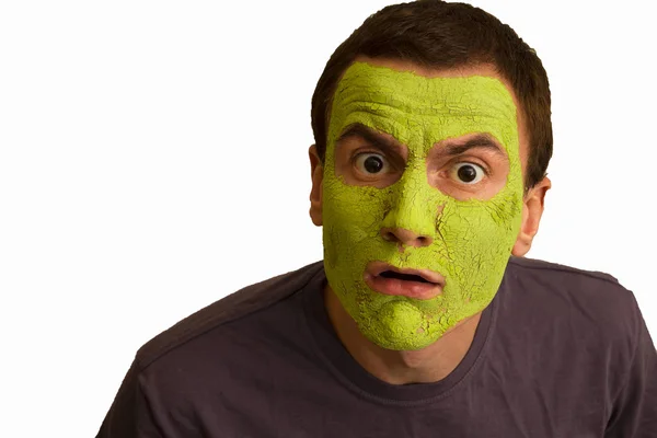 白地に顔を作る緑のマスクをした若い男の肖像画 分離します 顔の化粧品の手順 — ストック写真