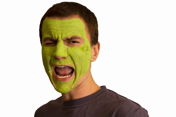 Retrato Joven Con Una Mascarilla Verde Haciendo Caras Sobre Fondo —  Fotos de Stock