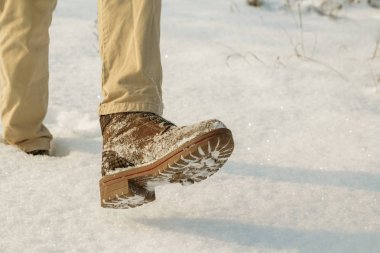Snowdrifts çizmeli. Kış yürüyüş kavramı