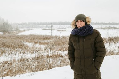 Bir adam kış portreleri. Doğada yürüyüş