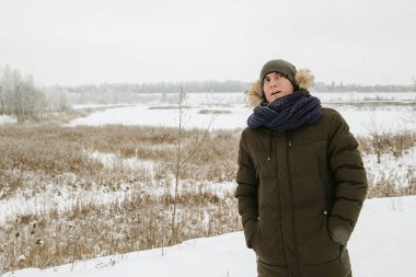 Bir adam kış portreleri. Doğada yürüyüş