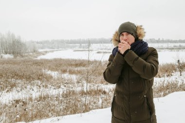Bir adam kış portreleri. Doğada yürüyüş