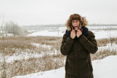 Bir adam kış portreleri. Doğada yürüyüş