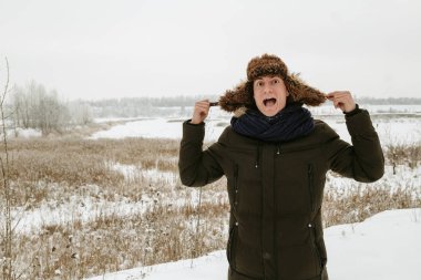 Bir adam kış portreleri. Doğada yürüyüş