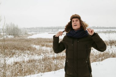 Bir adam kış portreleri. Doğada yürüyüş