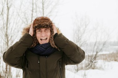 Bir adam kış portreleri. Doğada yürüyüş