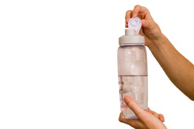 Elinde bir şişe su.