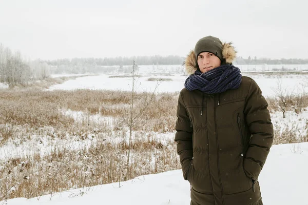 Bir adam kış portreleri. Doğada yürüyüş