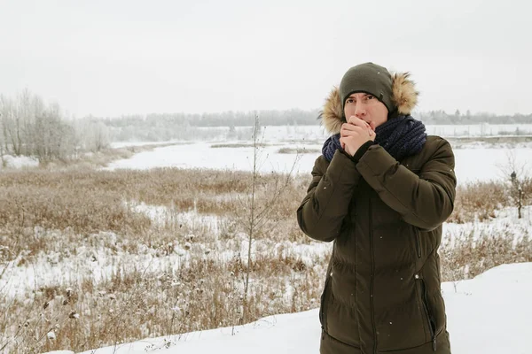Bir adam kış portreleri. Doğada yürüyüş