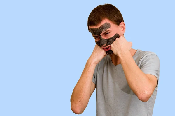 Fickó Egy Kék Háttér Kozmetikai Fekete Maszkot Arc Bőrápolás Fogalmának — Stock Fotó