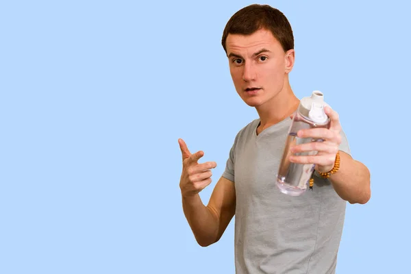 Tipo Sostiene Una Botella Agua Sobre Fondo Azul Concepto Estilo —  Fotos de Stock