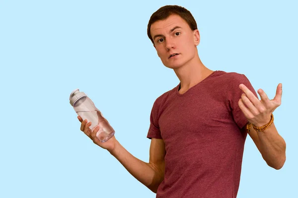 Fickó Tart Egy Üveg Víz Kék Háttérrel Egészséges Életmód Fogalma — Stock Fotó