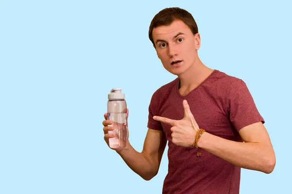 Guy Holds Bottle Water Blue Background Concept Healthy Lifestyle — Stock Photo, Image