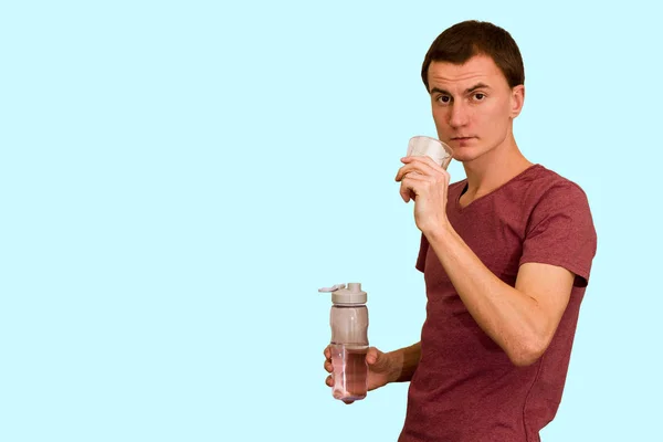 Jonge Kerel Houdt Een Fles Water Zijn Handen — Stockfoto