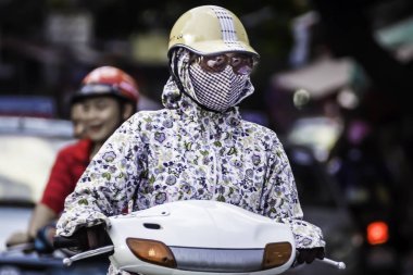 kask, koruyucu maske ve güneş gözlüğü ile tanınmaz scooter binici