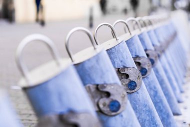 Paylaşılan Bisiklet Kiralama İstasyonu, Warsaw Polonya, kilit yakın kış sezonu nedeniyle boş arka plan bulanık