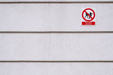 metin ve duvardaki Varşova Polonya Lehçe piktogram yasak futbol oynarken, kaba cephe çatlamak