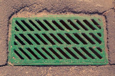 Asfalt üzerinde kanalizasyon kılavuz.