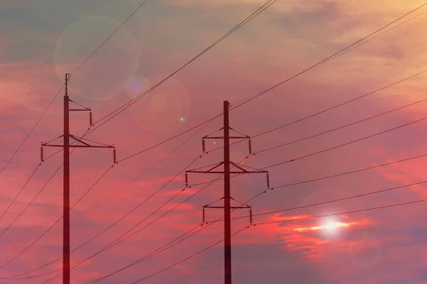 带电线的电源杆 日落背景 — 图库照片