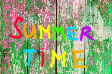 Yaz saati, eski kapı, ahşap Komiteler üzerinde yazıt.