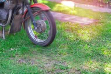 Bir motosiklet yakın çekim, bulanık hareket tekerlek.